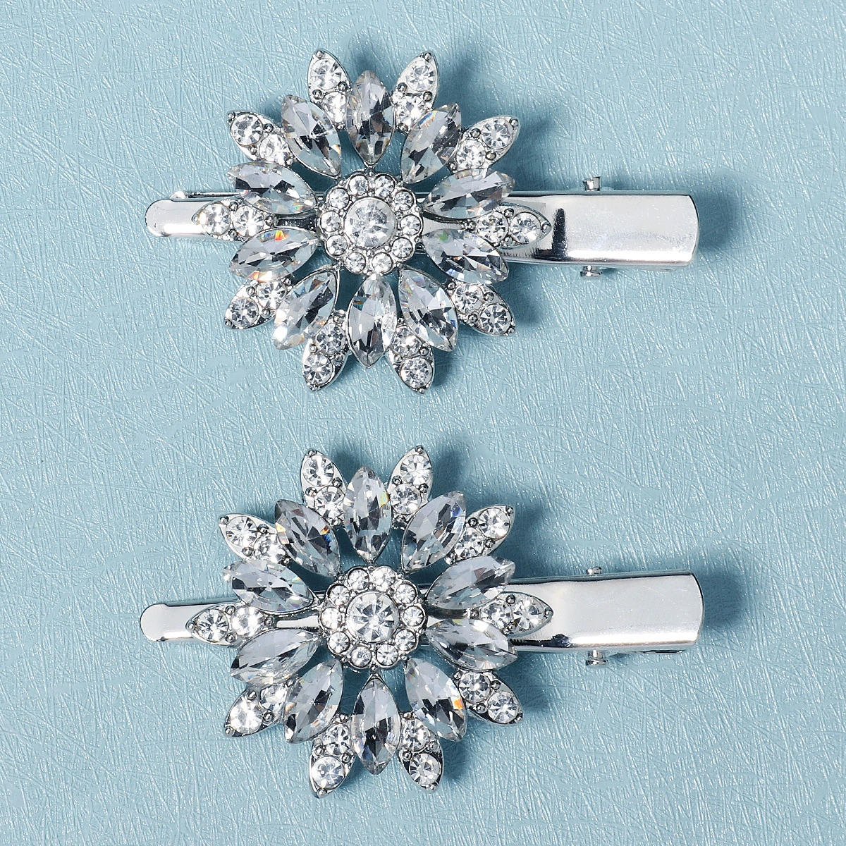 Clip para flequillo lateral versátil y de moda para todos los días con lujosa horquilla de metal con flor de diamantes de imitación 1