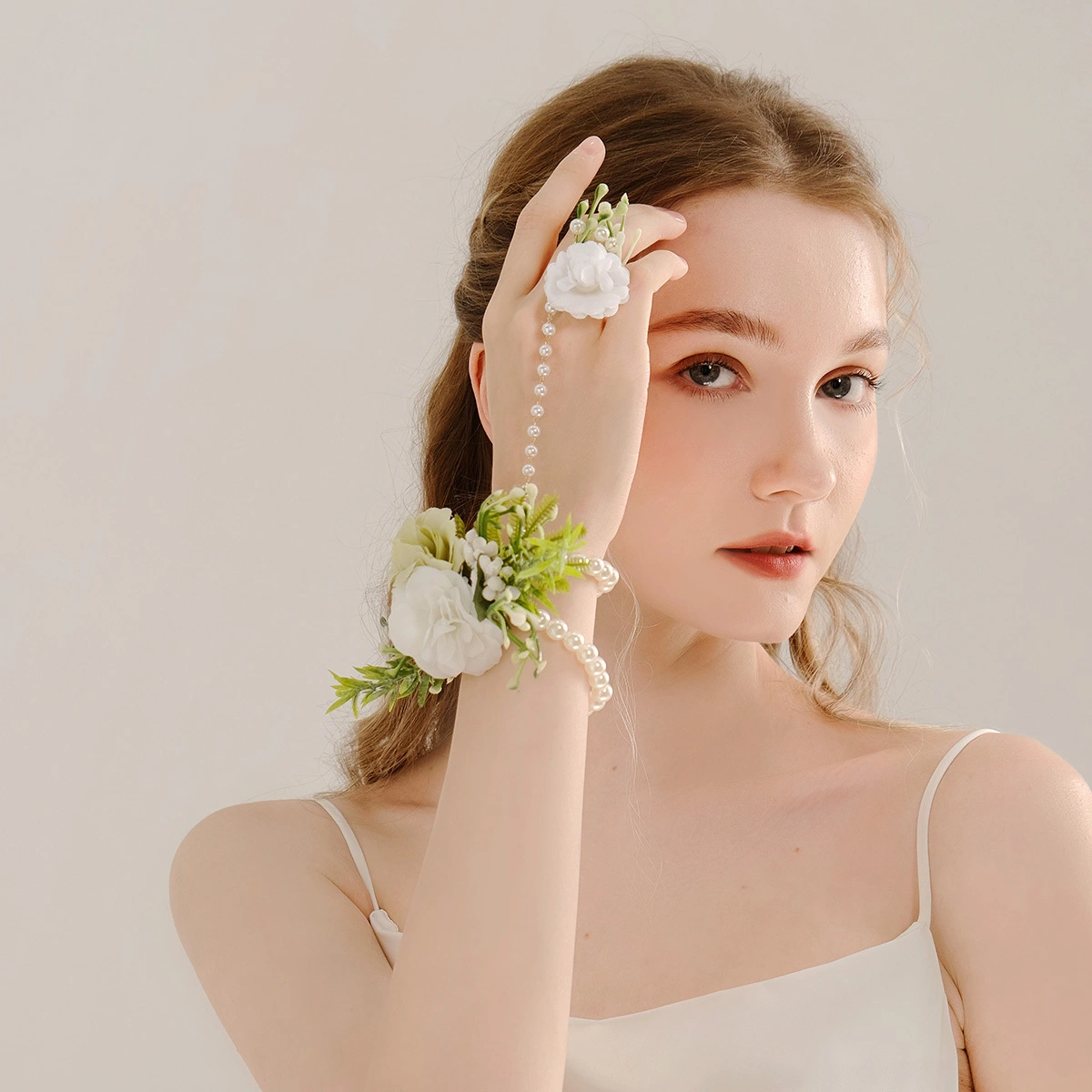 Pulsera sencilla de perlas de imitación estilo bosque, elegante adorno floral para la muñeca de la novia. 1