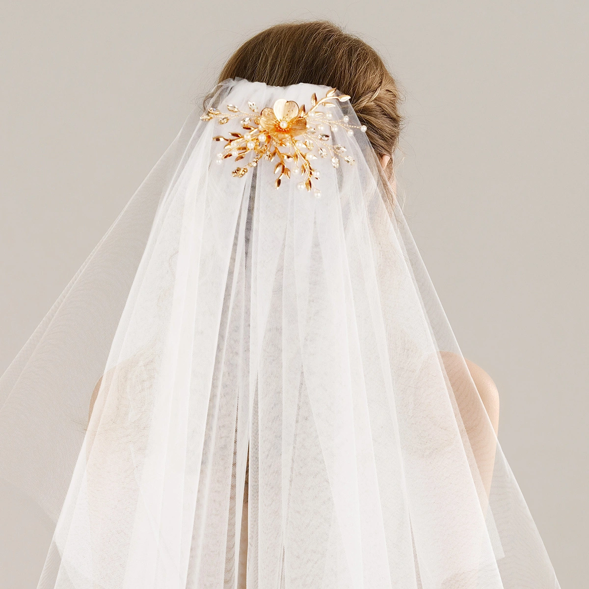Exquisito peine de velo blanco con flores de metal, tocado de novia, accesorio de fotografía para propuesta de boda para damas 1