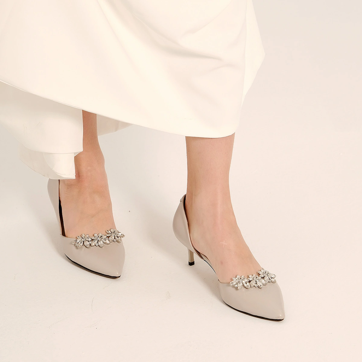 Exquisite Rhinestone Shoe Clips with Fashionable Floral Design for Bridal Wedding Shoes 1