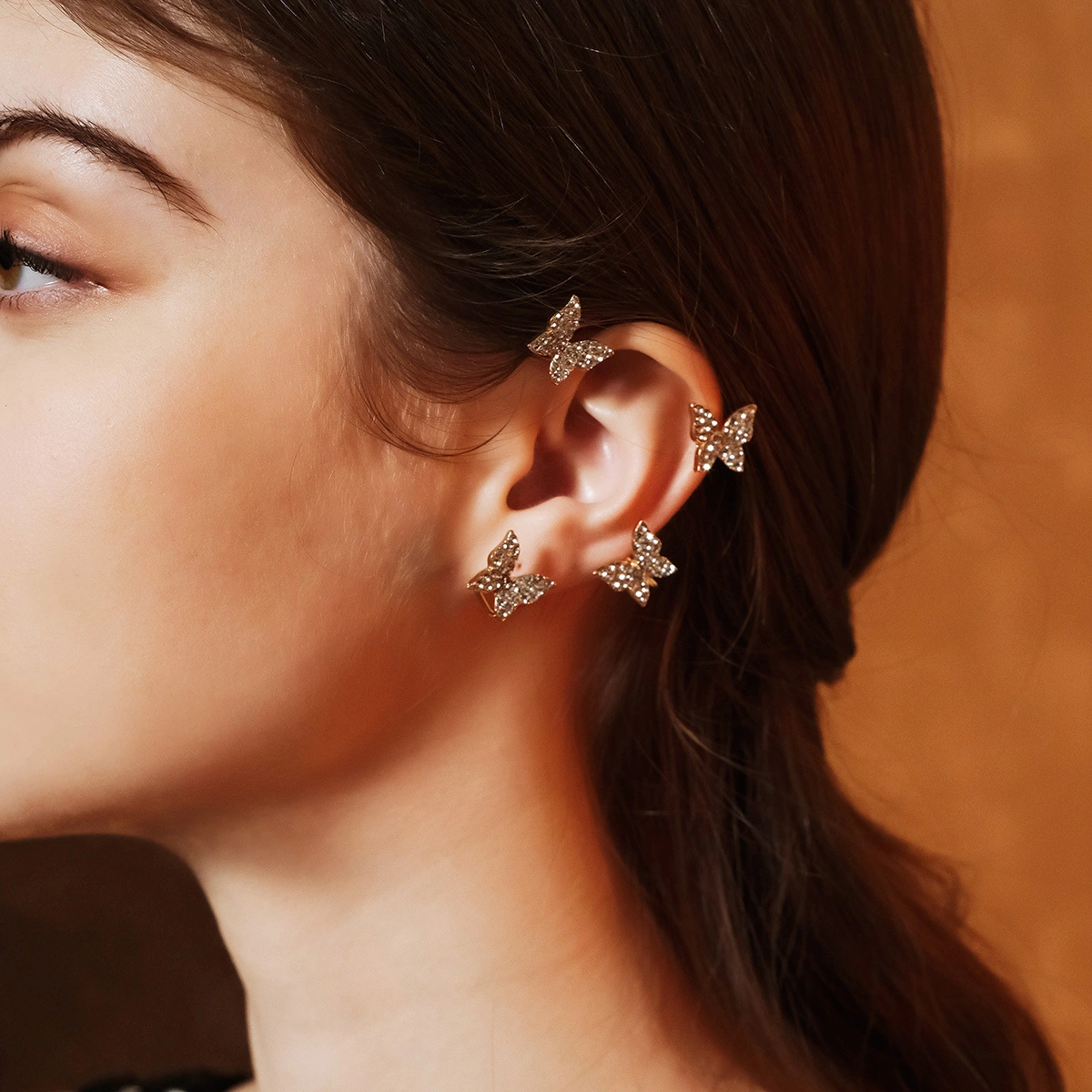Exquisitos pendientes de mariposa con diamantes de imitación, 2 piezas/juego, elegantes ganchos para pendientes de moda para accesorios diarios de mujer. 1