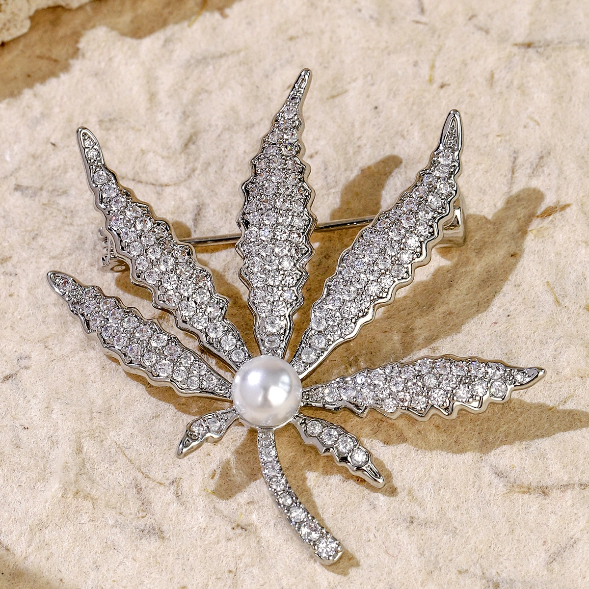 Wholesale Fashion Women's Jewelry Exquisite Zircon Maple Leaf Brooch Elegant Imitation Pearl Accessories 1