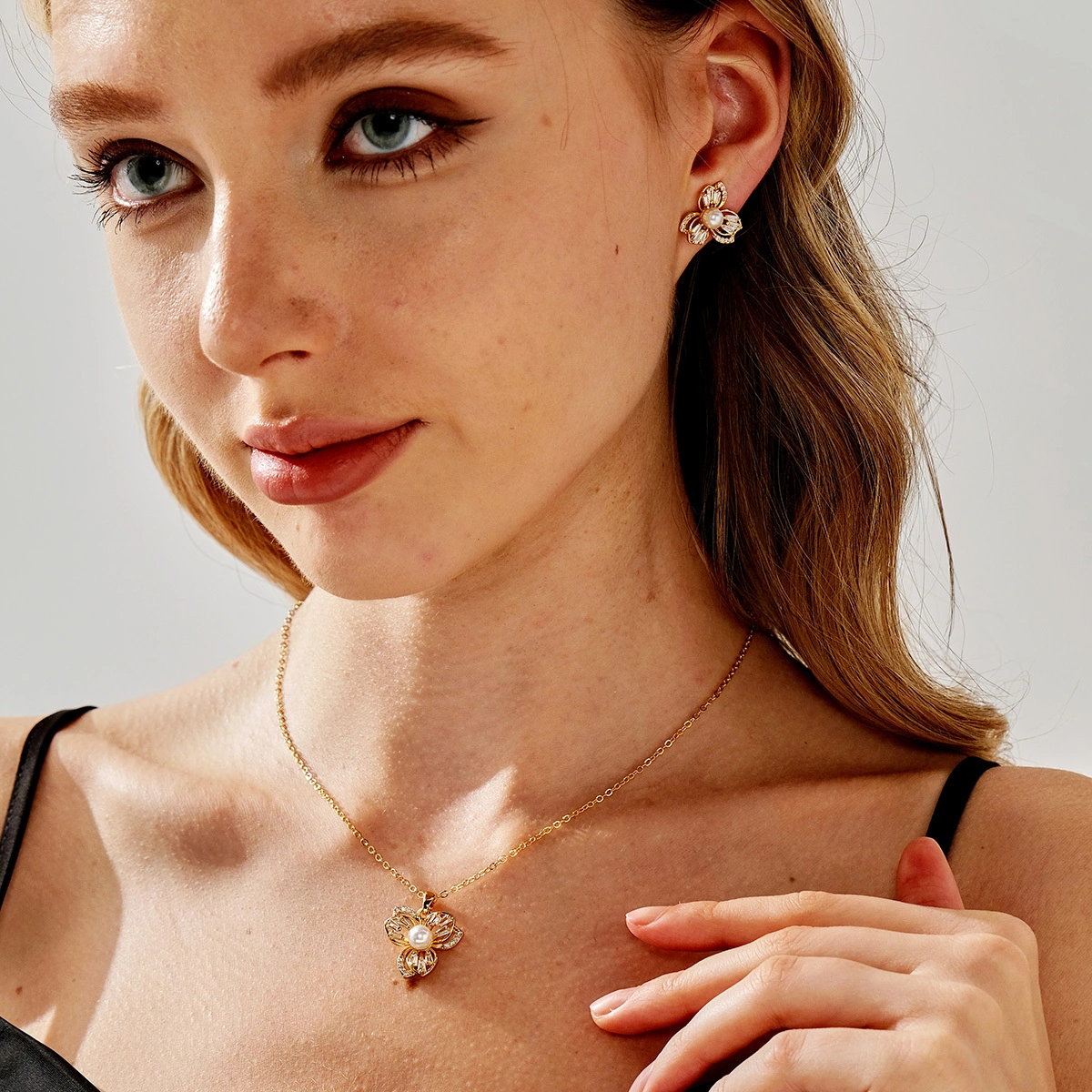 Exquisiter Kupfer-Anhänger mit Zirkonia, Luxus-Mode-Imitationsperlen, Halskette und Ohrringe, Schmuckset für Frauen 1