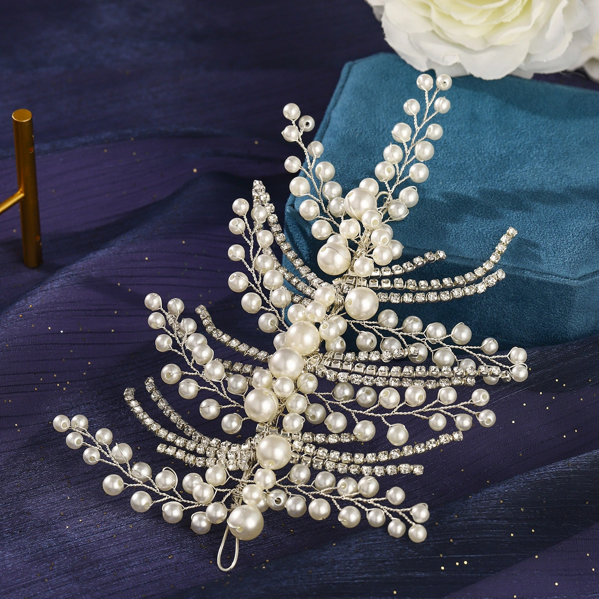 Exquisites, handgefertigtes Perlenhaarband, eleganter und vielseitiger Brautschmuck mit Strasssteinen, Perlen und Blättern 1