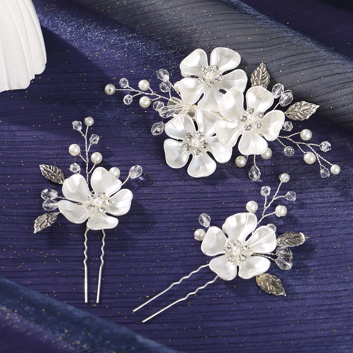 Exquisites handgefertigtes Haaraccessoires-Set: Weiße Haarspangen mit Blumenmotiv, Haarnadeln und Imitationsperlen für die Braut. 1