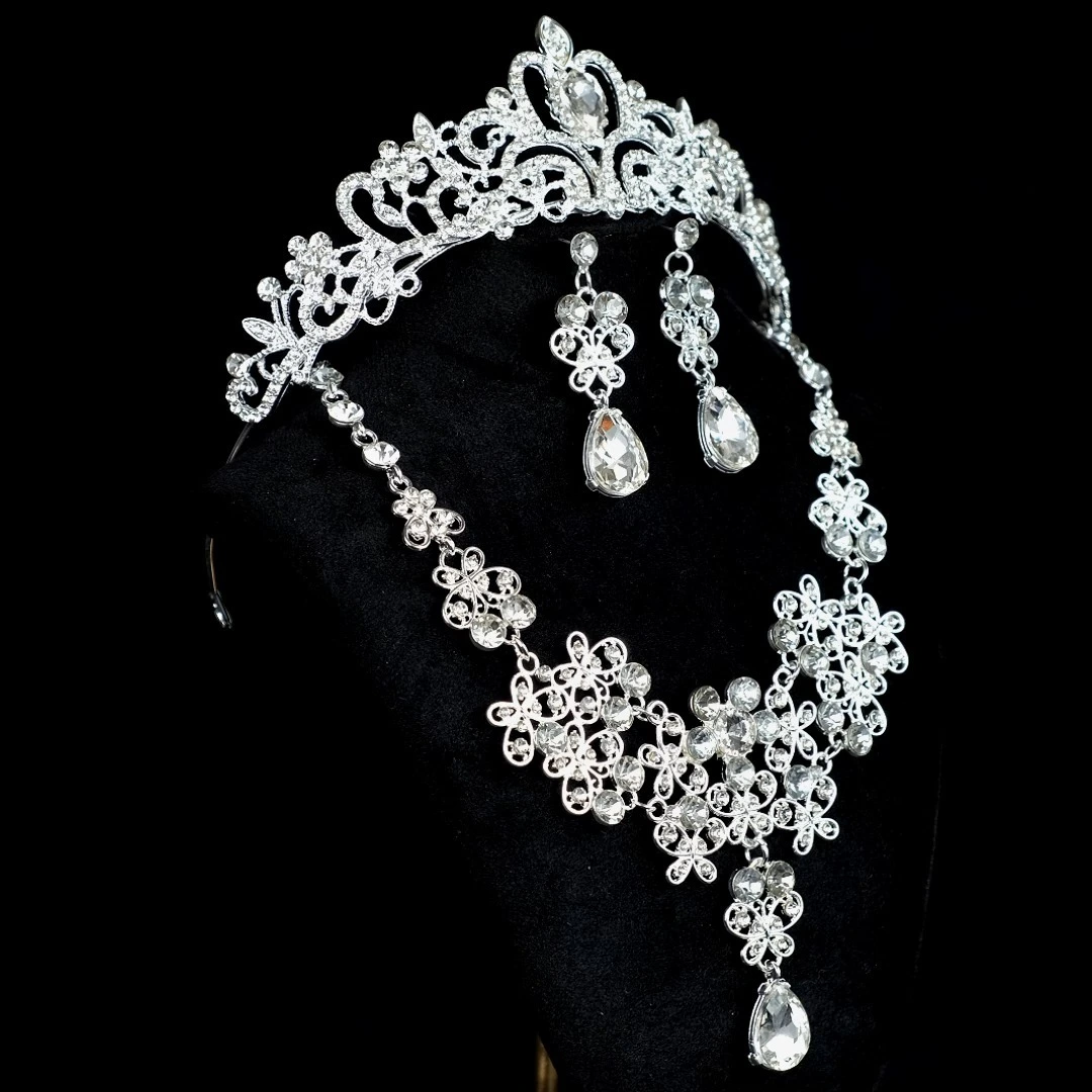 Neues Brautschmuck-Set aus Silber: Luxuriöse Strass-Krone, Halskette, Anhänger und Ohrringe – Hochzeitsschmuck für Damen 1