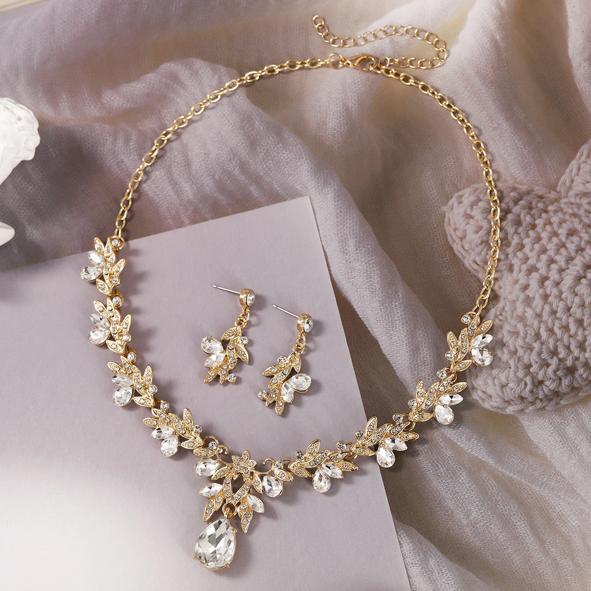 Brautschmuck-Set (Halskette und Ohrringe), leichtes, luxuriöses Schmuckset mit funkelnden Strassblumen, Bühnenaccessoires 1