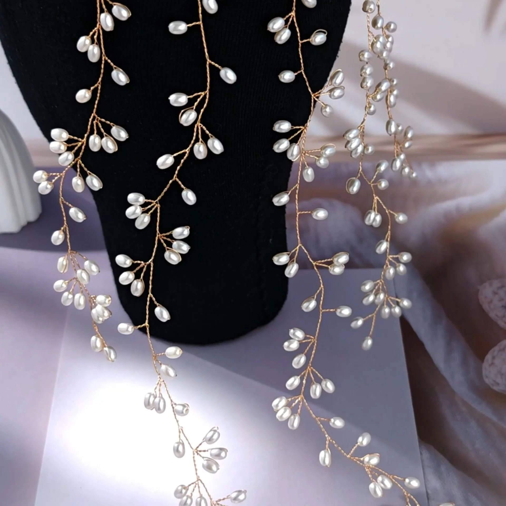 シンプルなパールのつるガーランドタッセルヘッドドレス。ファッショナブルで万能なハンドメイドブライダルヘアアクセサリー。 1